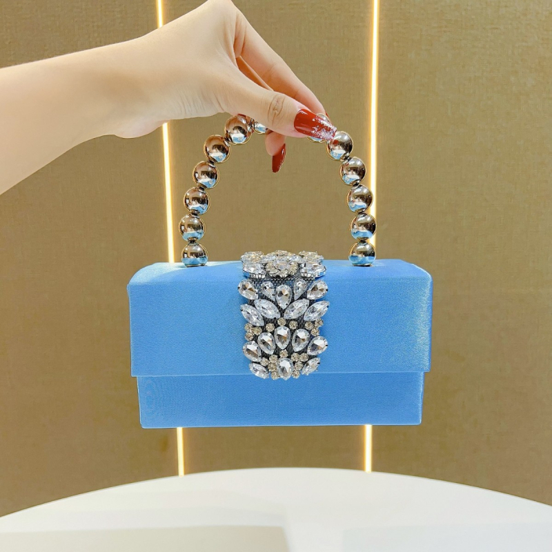 Kvadratna večernja torbica sa kristalima i satenskim završetkom – poliester, magnetsko zatvaranje, unutarnji džepovi za telefon i osobnu iskaznicu