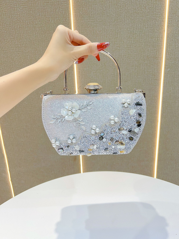 Elegantne õhtune kott karbiforma, padja kuju, polüester, klapiga sulgemine, sisetaskud telefonile ja isikut tõendavale kaardile