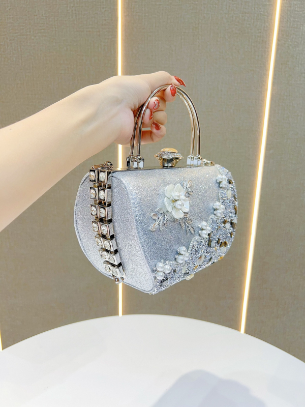 Elegantne õhtune kott karbiforma, padja kuju, polüester, klapiga sulgemine, sisetaskud telefonile ja isikut tõendavale kaardile