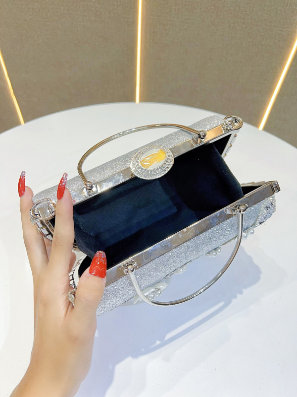 Elegantne õhtune kott karbiforma, padja kuju, polüester, klapiga sulgemine, sisetaskud telefonile ja isikut tõendavale kaardile