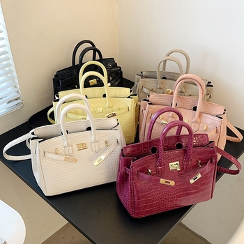 Kelly válltáska krokodil mintával, crossbody (PU anyag, városi minimalist stílus, horizontális négyzetes forma, zipzár, poliészter bélés)