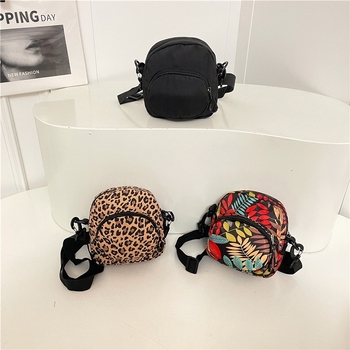 Kanvas rankinė per petį, kriauklės formos, užtrauktuko užsegimas, paslėpta kišenė su užtrauktuku, vienas dirželis