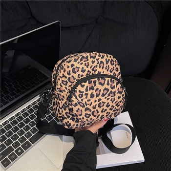 Kanvas rankinė per petį, kriauklės formos, užtrauktuko užsegimas, paslėpta kišenė su užtrauktuku, vienas dirželis