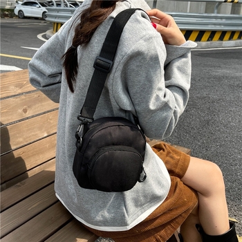 Kanvas rankinė per petį, kriauklės formos, užtrauktuko užsegimas, paslėpta kišenė su užtrauktuku, vienas dirželis