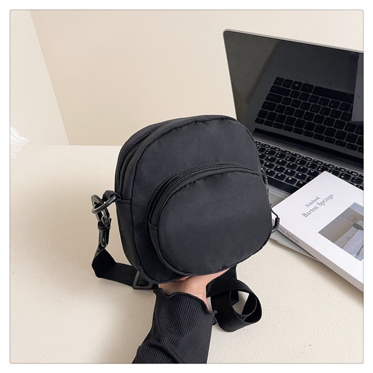 Kanvas rankinė per petį, kriauklės formos, užtrauktuko užsegimas, paslėpta kišenė su užtrauktuku, vienas dirželis