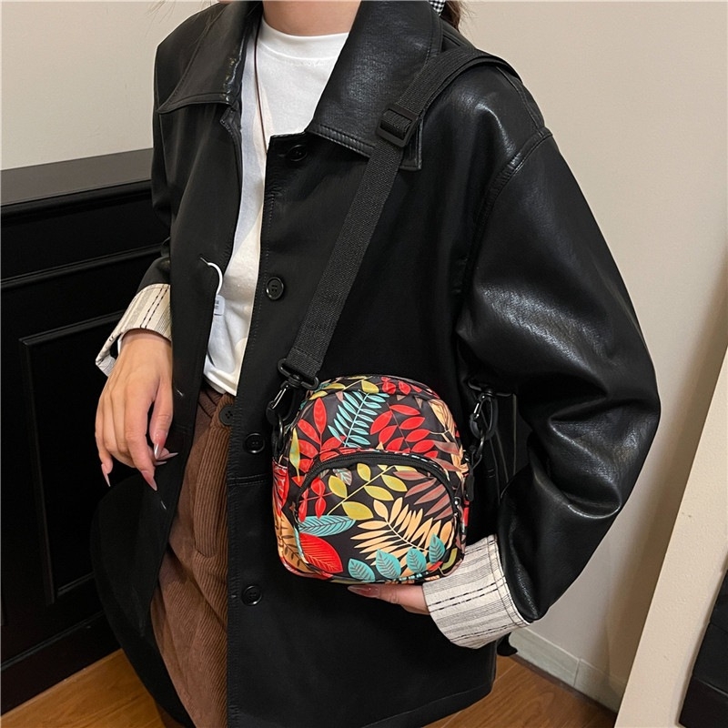 Kanvas rankinė per petį, kriauklės formos, užtrauktuko užsegimas, paslėpta kišenė su užtrauktuku, vienas dirželis