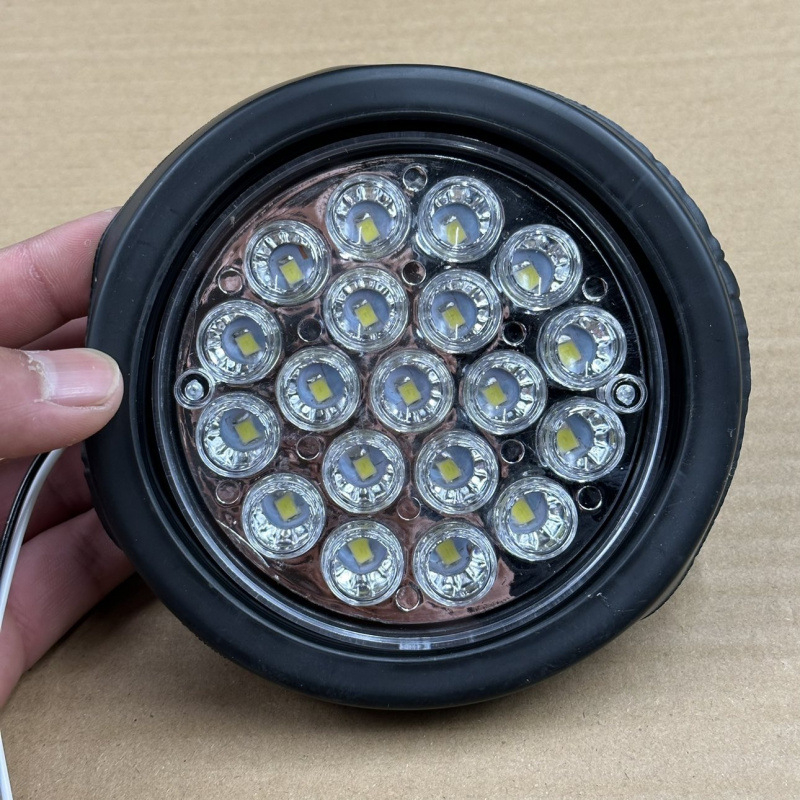 Задна светлина за ремаркета и камиони, лампа монтирана върху плоско огледало