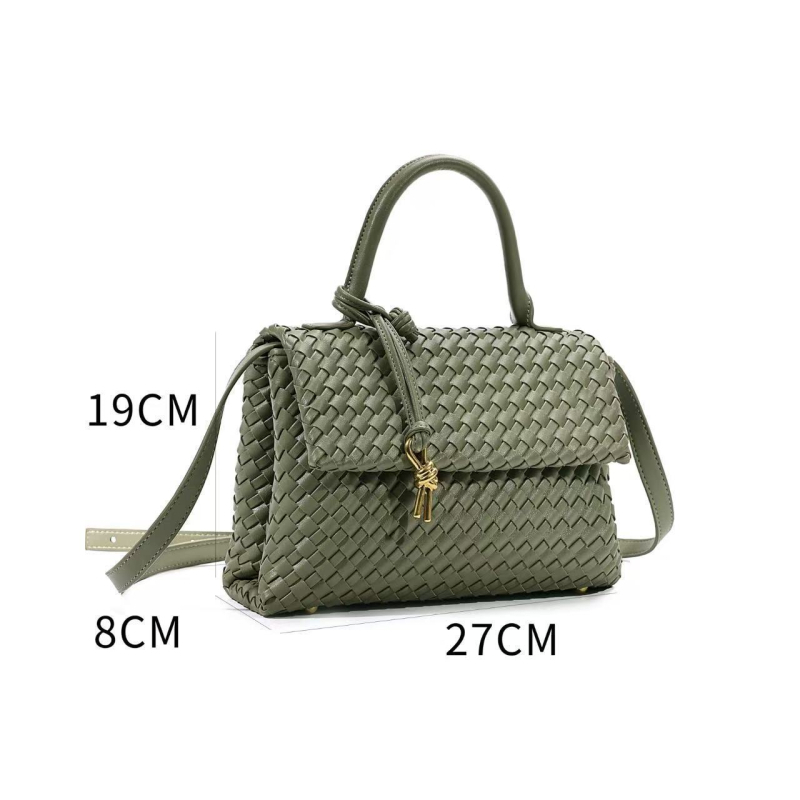 PU medžiagos Crossbody; horizontali kvadratinė forma; uždarymas dangtelio tipo; vidinė laminuota kišenė su užtrauktuku; yra papildomas skyrius