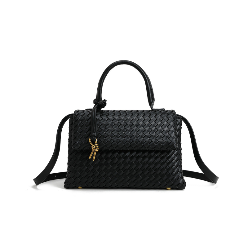 PU medžiagos Crossbody; horizontali kvadratinė forma; uždarymas dangtelio tipo; vidinė laminuota kišenė su užtrauktuku; yra papildomas skyrius