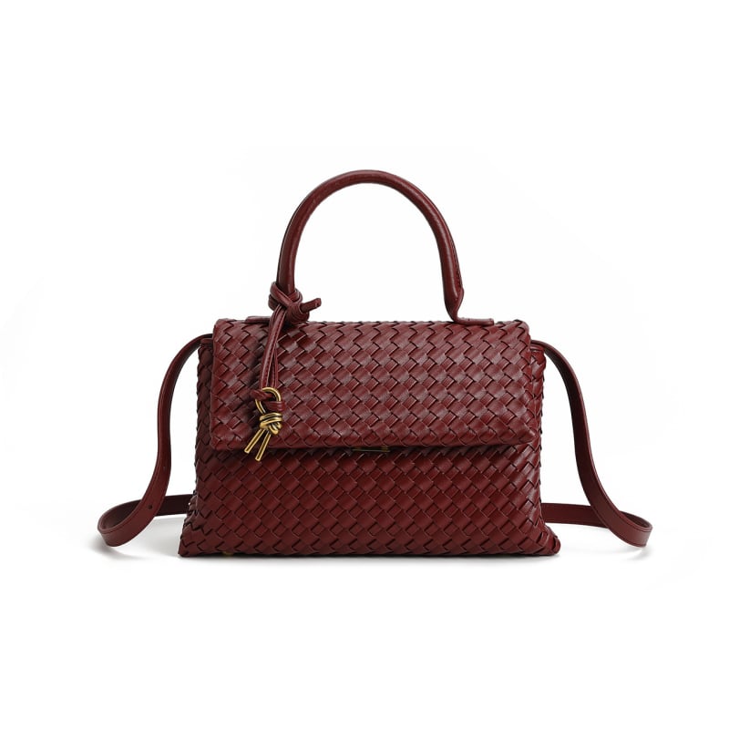 PU medžiagos Crossbody; horizontali kvadratinė forma; uždarymas dangtelio tipo; vidinė laminuota kišenė su užtrauktuku; yra papildomas skyrius