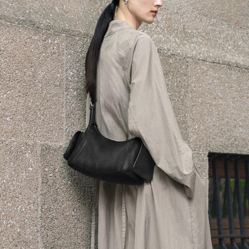 Naistele PU crossbody õlakott, ovaalne kuju, tõmbluku avamine, sisemine tasku koos tõmblukuga ja telefonitasku