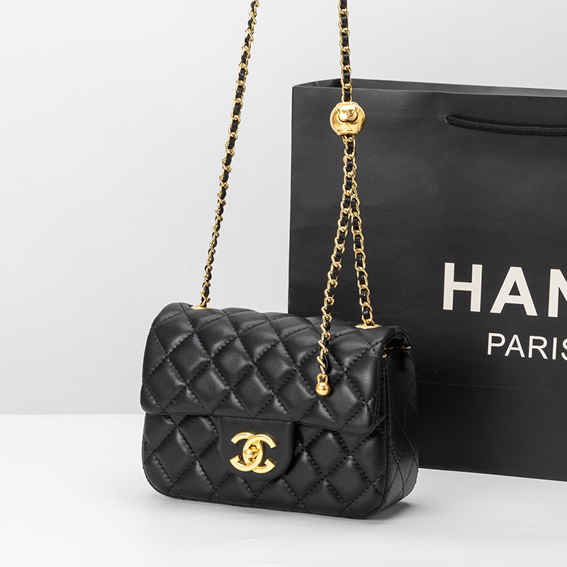 Naiste õlakott naturaalset nahast diamaand-kvilt disainiga, horisontaalne ruudu kujuga, kattega sulgemine, üks õlarihm