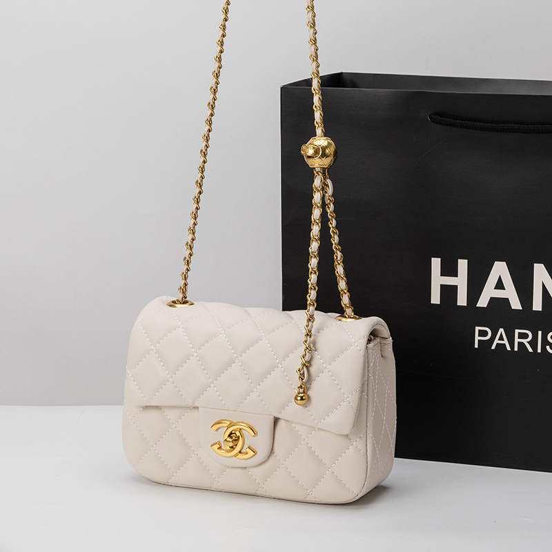 Naiste õlakott naturaalset nahast diamaand-kvilt disainiga, horisontaalne ruudu kujuga, kattega sulgemine, üks õlarihm