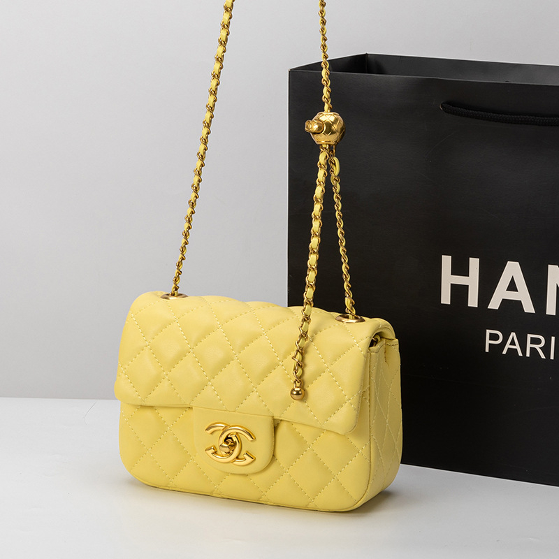 Naiste õlakott naturaalset nahast diamaand-kvilt disainiga, horisontaalne ruudu kujuga, kattega sulgemine, üks õlarihm