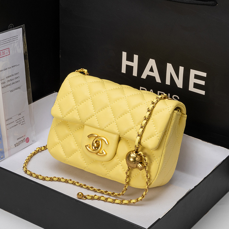 Naiste õlakott naturaalset nahast diamaand-kvilt disainiga, horisontaalne ruudu kujuga, kattega sulgemine, üks õlarihm