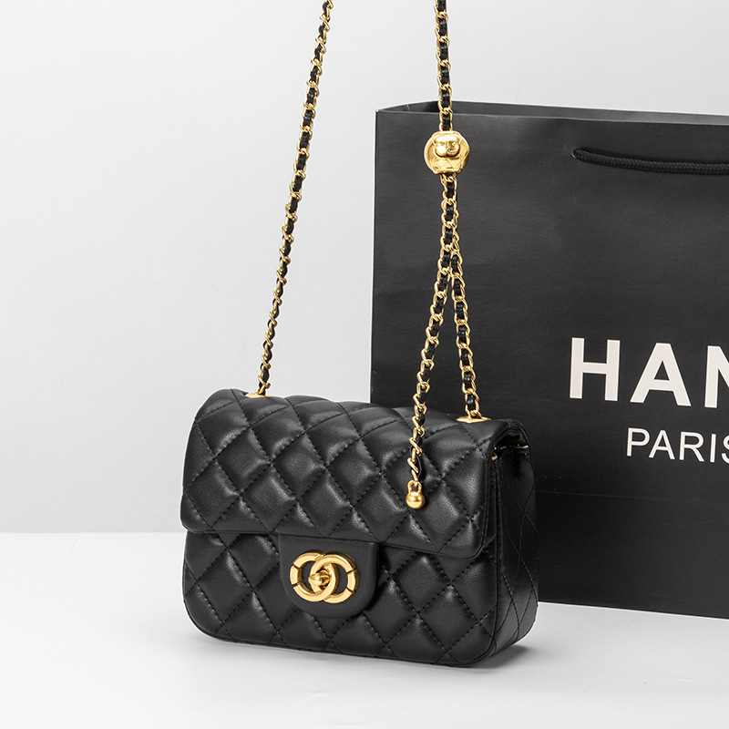 Naiste õlakott naturaalset nahast diamaand-kvilt disainiga, horisontaalne ruudu kujuga, kattega sulgemine, üks õlarihm