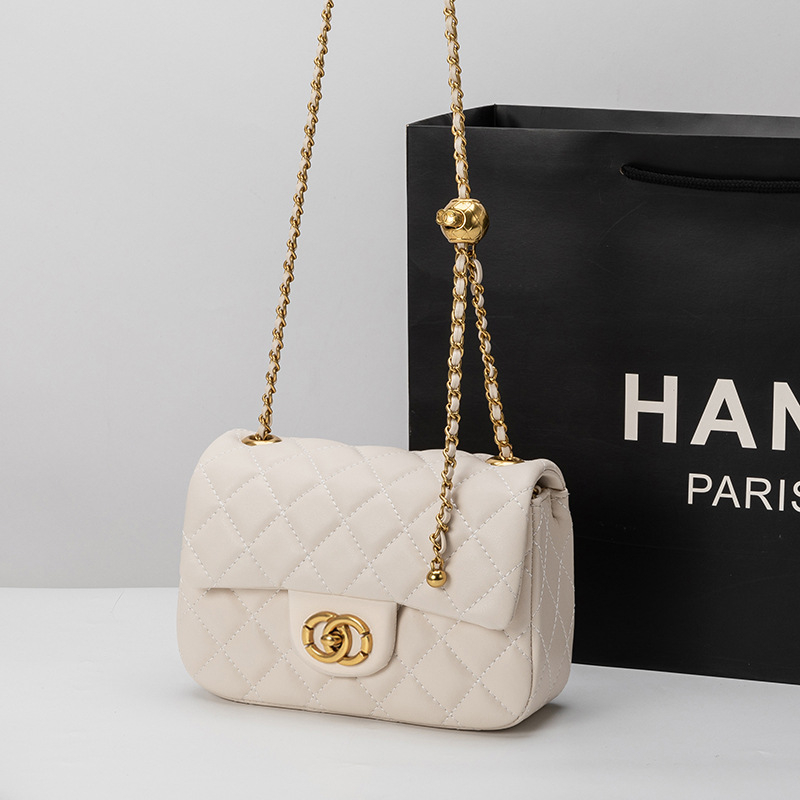 Naiste õlakott naturaalset nahast diamaand-kvilt disainiga, horisontaalne ruudu kujuga, kattega sulgemine, üks õlarihm