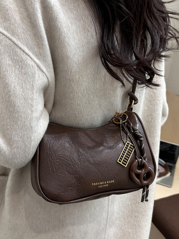 PU õlakott, horisontaalne ruudukujuline siluett, tõmblukk, polüestervooder, üks õlarihm