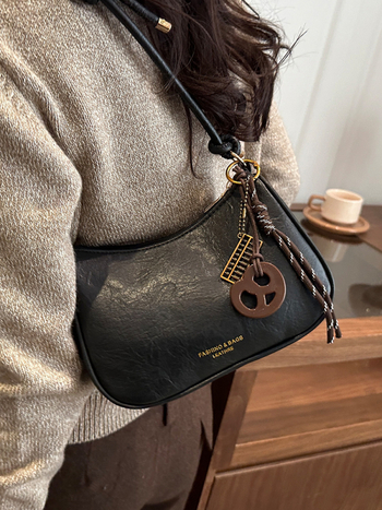 PU õlakott, horisontaalne ruudukujuline siluett, tõmblukk, polüestervooder, üks õlarihm