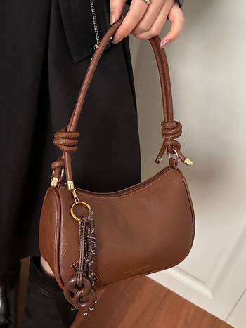 PU õlakott, horisontaalne ruudukujuline siluett, tõmblukk, polüestervooder, üks õlarihm