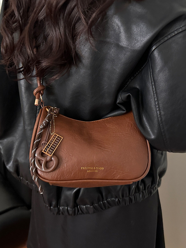 PU õlakott, horisontaalne ruudukujuline siluett, tõmblukk, polüestervooder, üks õlarihm