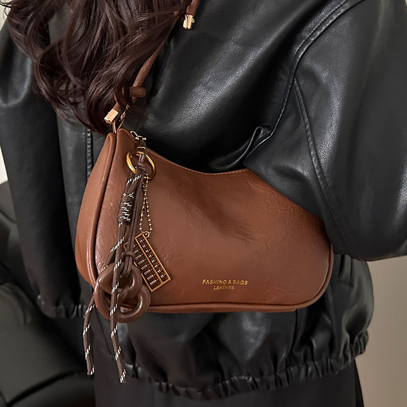 PU õlakott, horisontaalne ruudukujuline siluett, tõmblukk, polüestervooder, üks õlarihm