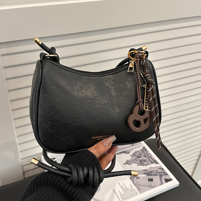 PU õlakott, horisontaalne ruudukujuline siluett, tõmblukk, polüestervooder, üks õlarihm