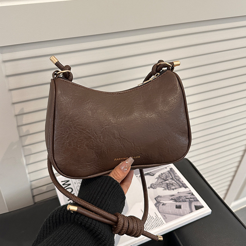 PU õlakott, horisontaalne ruudukujuline siluett, tõmblukk, polüestervooder, üks õlarihm