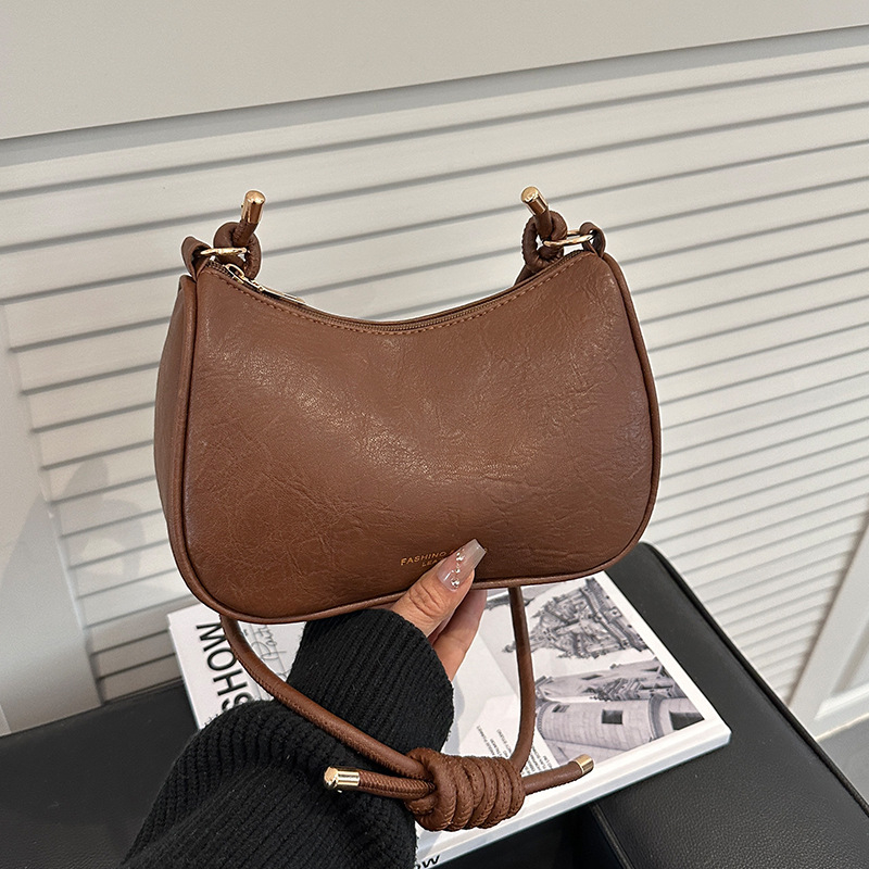 PU õlakott, horisontaalne ruudukujuline siluett, tõmblukk, polüestervooder, üks õlarihm