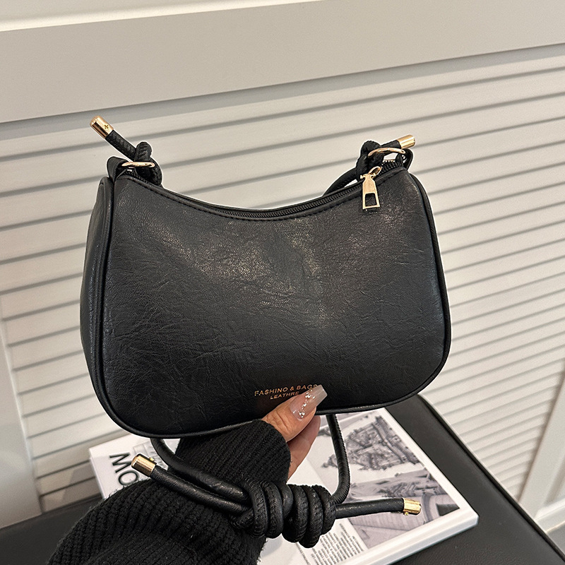 PU õlakott, horisontaalne ruudukujuline siluett, tõmblukk, polüestervooder, üks õlarihm