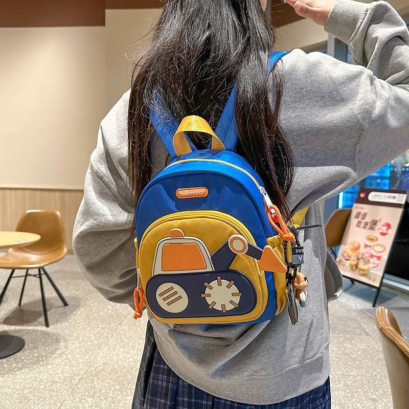 Soma bērniem pirmskolas vecumā - automašīnas motīvs, viegla un ūdensnecaurlaidīga, materiāls: nylonu/poliestera, samazina slodzi, mūsdienīgs stils, ārpusklases nodarbībām