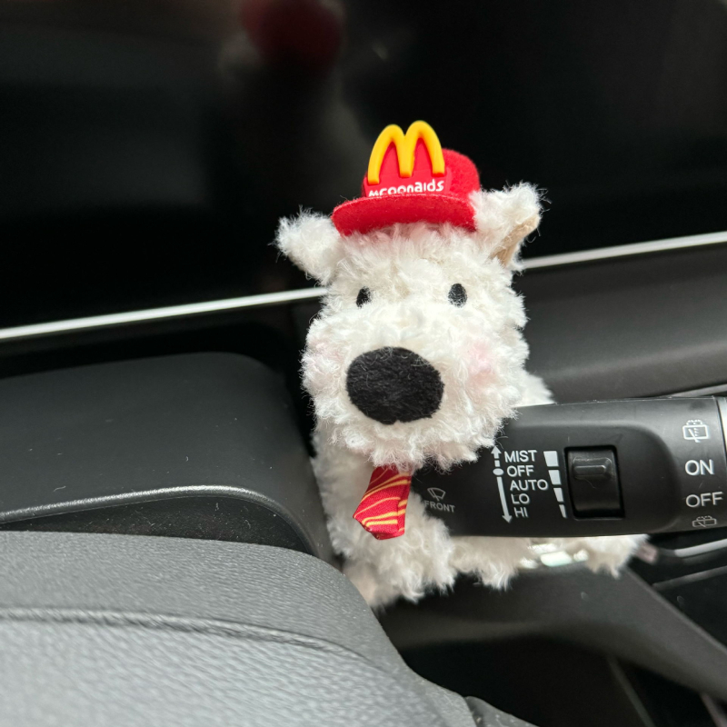 Pliušine autosõbra ripats West Highland White Terrieriga – armas stiil, auto kaunistus, kingitus valmis