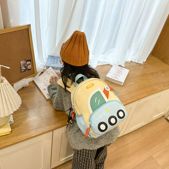 Bērnudārza mugursoma ar ekskavatora motīvu — viegla, universāla, neilons.