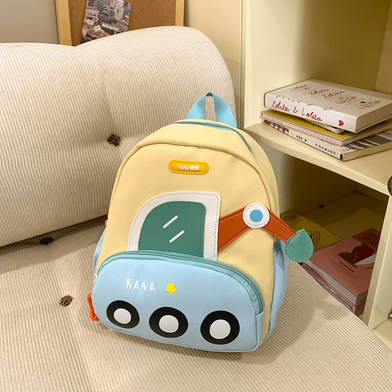 Bērnudārza mugursoma ar ekskavatora motīvu — viegla, universāla, neilons.