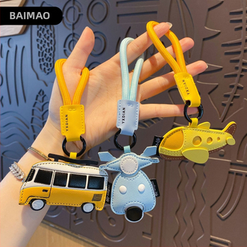 Ādas karikatūru atslēgu piekariņš ar transportlīdzekļu motīviem – automašīna, lidmašīna un autobuss