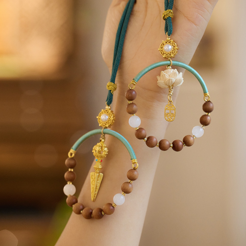 Pandantiv auto din lemn de santal, handmade, stil chinezesc, motiv lotus diamant pentru oglinda retrovizoare