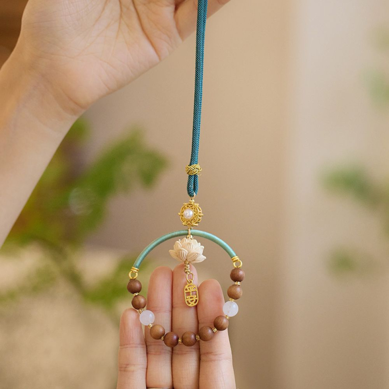 Pandantiv auto din lemn de santal, handmade, stil chinezesc, motiv lotus diamant pentru oglinda retrovizoare