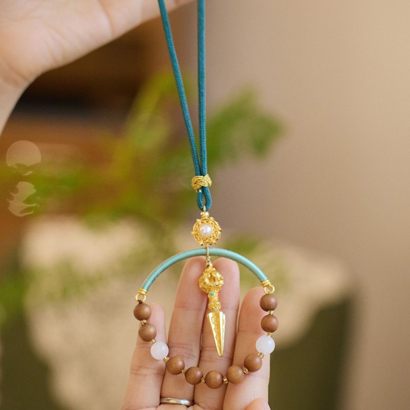 Pandantiv auto din lemn de santal, handmade, stil chinezesc, motiv lotus diamant pentru oglinda retrovizoare