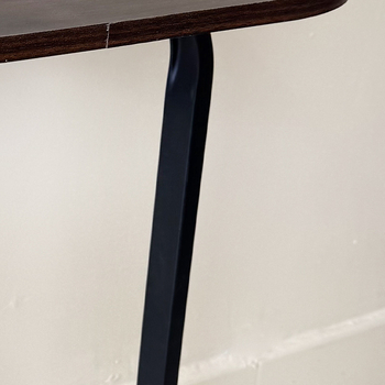 Странична маса с метална рамка и плот от изкуствена дървесина, модерен минимализъм, подходяща за дневна, спалня и кабинет