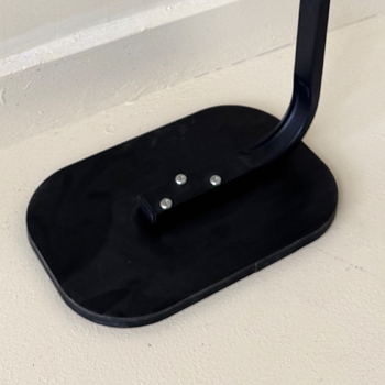 Странична маса с метална рамка и плот от изкуствена дървесина, модерен минимализъм, подходяща за дневна, спалня и кабинет