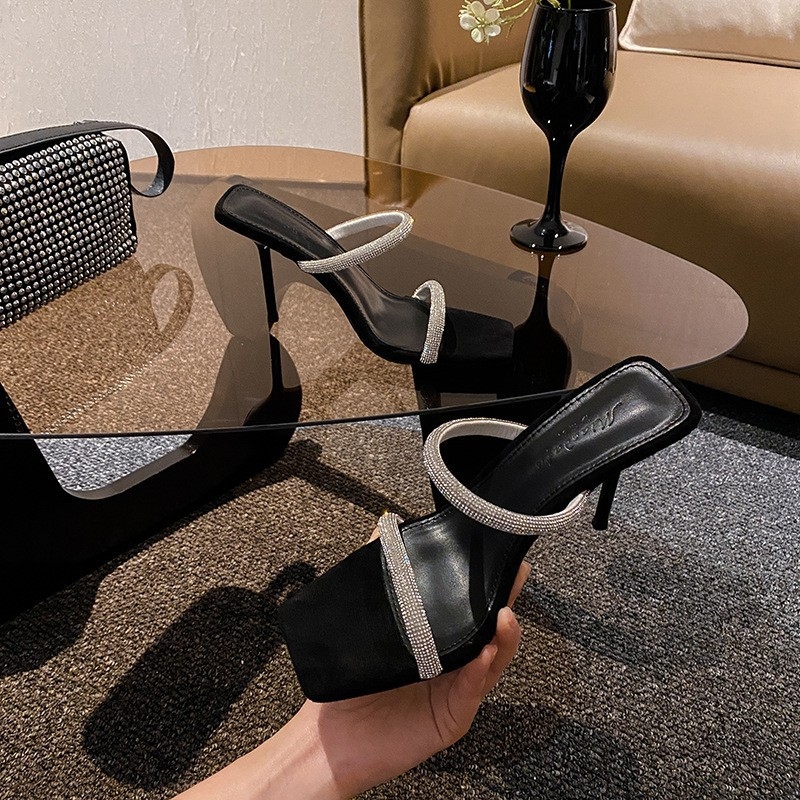 Satīna sandales ar vienu siksnu, kvadrātveida purns, 6–8 cm plat papēdis, sprādzes aizdare ar vienu sprādzi