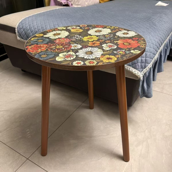 Apvalus kavos staliukas su mandalos gėlių dizainu ir Amerikos stiliaus spauda — stalviršis iš density plokštės su PVC danga; medinis rėmas; kraštų užbaigimas; surinkimas reikalingas