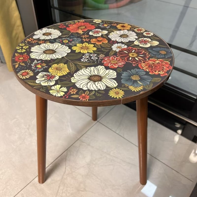 Apvalus kavos staliukas su mandalos gėlių dizainu ir Amerikos stiliaus spauda — stalviršis iš density plokštės su PVC danga; medinis rėmas; kraštų užbaigimas; surinkimas reikalingas