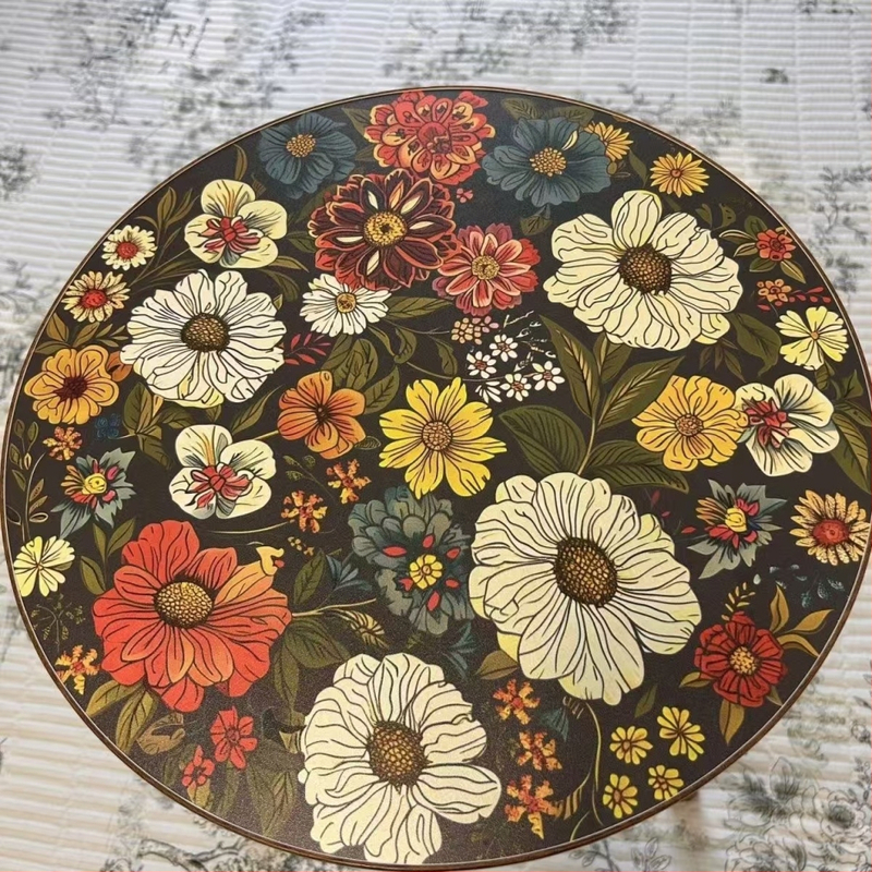 Apaļš kafijas galdiņš ar mandalas ziedu dizainu un amerikāņu stila drukas — virsma no denzitātes plāksnes ar PVC pārklājumu; koka rāmis; malas noslēgtas; salikšana nepieciešama