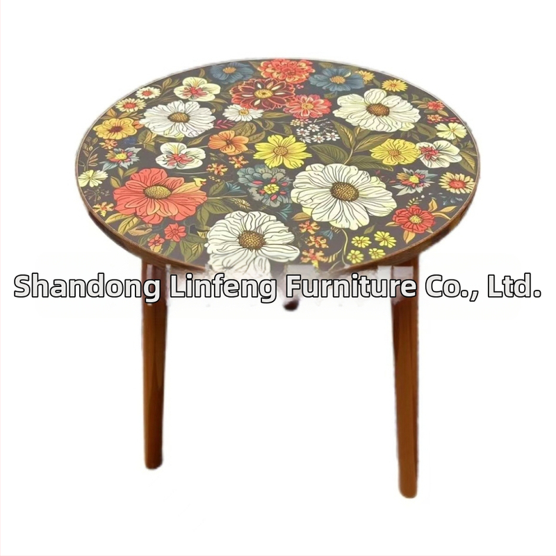 Apaļš kafijas galdiņš ar mandalas ziedu dizainu un amerikāņu stila drukas — virsma no denzitātes plāksnes ar PVC pārklājumu; koka rāmis; malas noslēgtas; salikšana nepieciešama