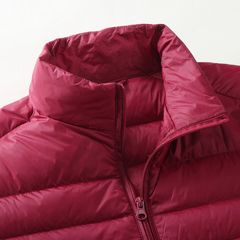 Púštná bunda s 90% bieleho kačacieho peria, vonkajší materiál nylon 100%, podšívka 100% nylon, dĺžka 50–65 cm, kapucňa, stojací golier, zips