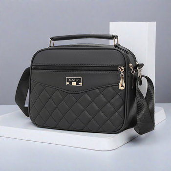 Női PU kis négyszögletes crossbody táska hímiséssel, cipzáras záródás, vízszintes négyszög alakú forma, belső zsebek: cipzáras zseb, telefonzseb, személyazonosító zseb