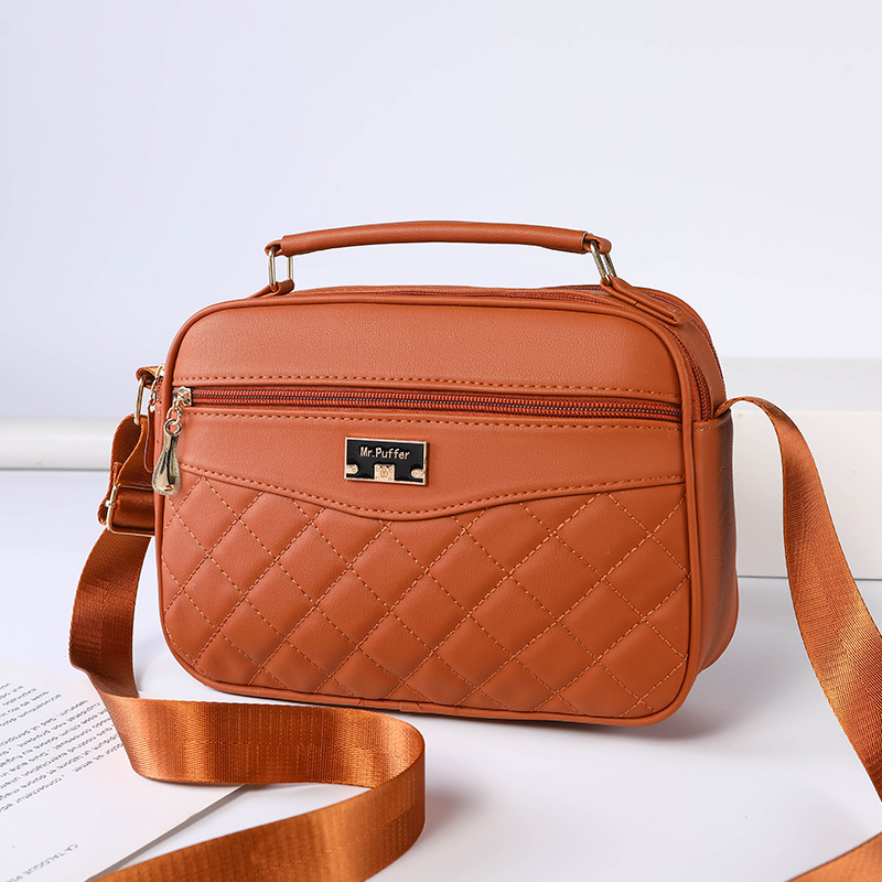 Női PU kis négyszögletes crossbody táska hímiséssel, cipzáras záródás, vízszintes négyszög alakú forma, belső zsebek: cipzáras zseb, telefonzseb, személyazonosító zseb