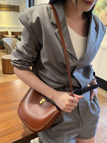 Geantă Saddle din piele autentică – stil urban minimalist, formă cochilie, buzunar intern pentru telefon și buzunar laminat cu fermoar