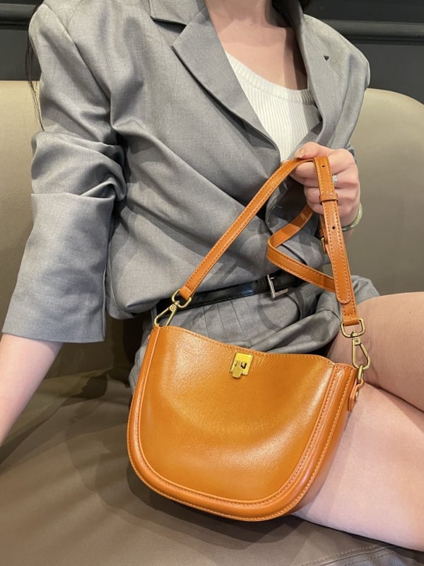 Geantă Saddle din piele autentică – stil urban minimalist, formă cochilie, buzunar intern pentru telefon și buzunar laminat cu fermoar